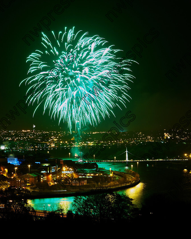 halloween fireworks 2011 copy 
 Halloween Fireworks, Derry. (Photo - Tom Heaney, nwpresspics) 
 Keywords: Derry
Firework
Halloween