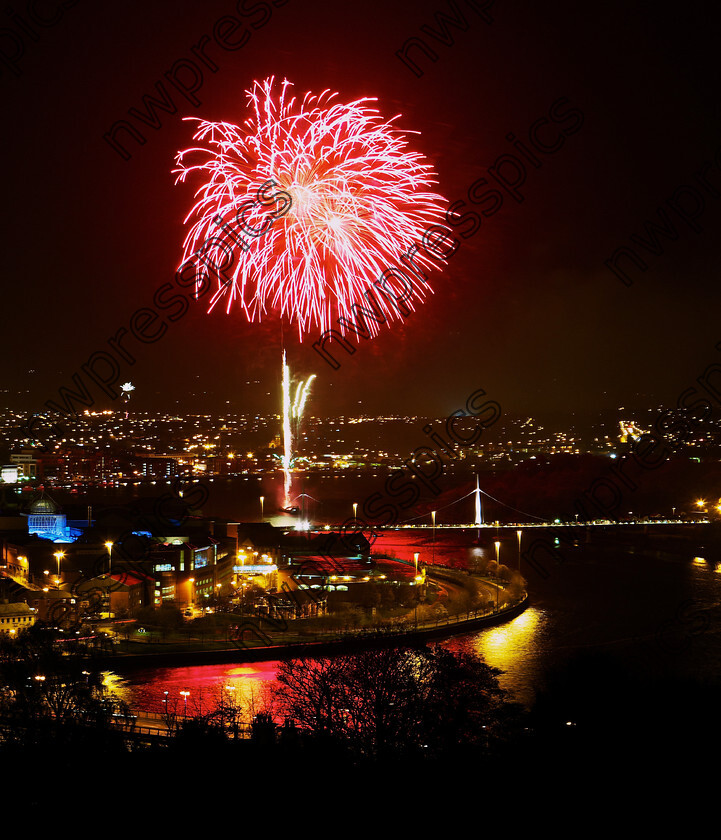 halloween fireworks a 2011 
 Halloween Fireworks on River Foyle, Derry. (Photo - Tom Heaney, nwpresspics) 
 Keywords: Derry
Firework
Halloween